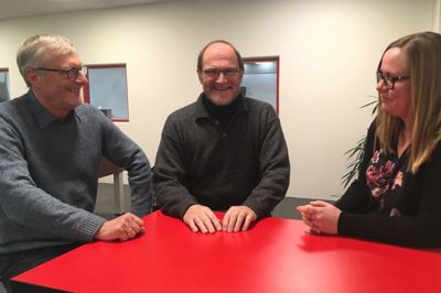 I midten den nye foreningskoordinator Jens Peder Kristiansen flankeret af Jørgen B. Jørgensen og Louise Faaborg, der glæder sig til at sætte den nye mand i arbejde. Foto: Jacob Hove