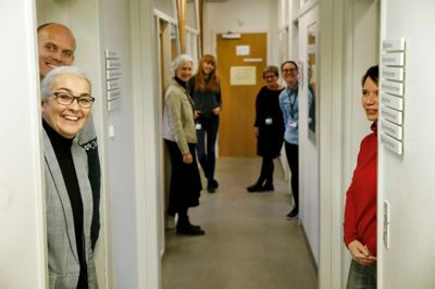 Størstedelen af Nido Danmarks stab holder til i fire kontorer ud til en smal kontorgang på første sal i administrationsfløjen i den ældste del af Regionshospitalet Herning. Forskningskoordinerende ledende overlæge Annette Haagerup (nummer tre fra venstre) har et delekontor nedenunder. ? Foto: flemming Hansen