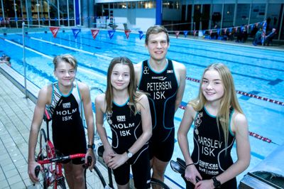 Fra venste Nicolai Holm, Andrea Holm, Mathias Lyngsø Petersen og Sandra Aarslev med egne cykler og våddragter. Fra næste sæson kan man som nyinteresseret leje pakker med både våddragt og cykel, til man ved, om triatlon er sagen. ?Foto: Tom Laursen