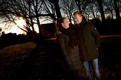 I august blev 39-årige Kristian Lund og 25-årige Pernille Skovgaard Lund gift på trods af, at han er blevet diagnosticeret med en uhelbredelig hjernetumor. Det tog dog sin tid, inden hun fik ham overbevist om, at de skulle gifte sig, for han havde en idé om, at han skulle skåne hende på grund af sin sygdom. Men Pernille Skovgaard Lund er ikke en kvinde, man behøver at skåne, ved han nu. Hun var der for ham, da han fik diagnosen, og hans indre var et stort virvar af følelser og frustrationer. Hun blev der, og hun er der endnu. ? Foto: Henrik Ole Jensen