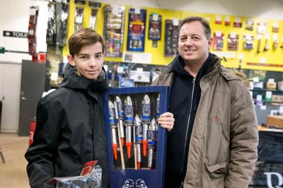 Jesper Nielsen - og sønnen Tobias:
- Vi har købt raketter og batterier. Vi gør det faktisk hvert år. Jeg synes ikke, vi har givet den så meget gas i år. Der er lidt færre ting, men lidt større ting. Vi har købt for 800 kroner, og jeg synes, det er pengene værd. ??foto: Tom Laursen