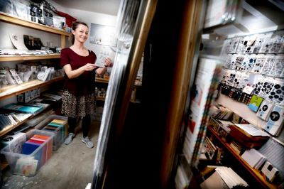 Anette Bach Buur-Andersen har både sin onlineshop happymade.dk, men hun laver også små kurser, hvor man kan lære at bruge scrap. ?Foto: Henrik Ole Jensen