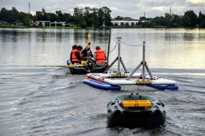 Metoden tTEM (towed Transient ElectroMagnetic) i brug på Sunds Sø. Metoden kan kortlægge de øverste 50-60 meter af jordsøjlen, og data kan bruges til at opnå både bedre vandkvalitet og færre oversvømmelser. Foto: Aarhus Universitet