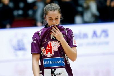Herning Ikast håndbold taber til Team Esbjerg i en hård dyst med mange udvisninger.
Foto: Flemming Hansen
