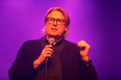 Niels Overgård fra Moor Jazz forklarer her reglerne for jazzbifald: Der kan ikke klappes for meget. ?Foto: Henrik Ole Jensen
