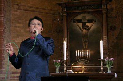 Karsten Holm er ikke Elvis imitator, men han er begejstret for den afdøde kunstners sange, som han formidler i et musikalsk foredrag i Simmelkær kirke i januar. ?Foto: PR-Foto