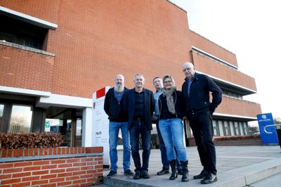 Foran rådhuset, som Socialdemokratiet har store planer med, er det fra venstre Jens Erik Lorentzen, Frank Heidemann, Eddie Sørensen, Kirsten Hoffmann og Tage Olsen. Foto: Flemming Hansen