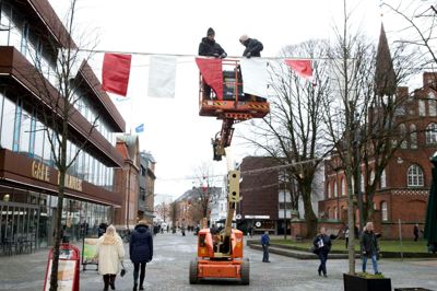 Birk El erstattede i går julepynten i gågaden med Danmarks VM-farver, der skal være med til at klæde Herning på til fest under VM i håndbold. Den lokale fest begynder fredag, hvor den første kamp spilles i Jyske Bank Boxen. ? Foto: Tom Laursen