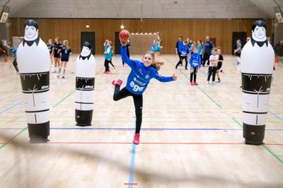 Glæd jer til at læse om hånboldholdene i både Ikast og Ejstrupholm. Om fællesskab og fitness i Brande, om nye måder at styrke foreningslivet på og om hvorfor de frivillige stiller op år efter år i vores særlige tillæg om foreningerne lokalt.