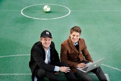 Rasmus Pajbjerg og Simon Hyldgaard er begge partnere i Bettingfamily, som udbyder spiltips i en række forskellige idrætsgrene. Simon Hyldgaard er selv en af de seks eksperter, som formidler betting-tips. Man får ham ikke til at gå helt ned i detaljer om sin taktik for at slå bookmakerne, men generelt siger han om sin tilgang: - Det er en blanding af en ekstrem stor passion og viden inden for fodbold. Men viden kan ikke være nok, så det handler i høj grad også om matematikken i det. Generelt skal man også være meget opmærksom på at forstå psykologien i det, så man holder sig til sin plan og strategi og ikke bliver for ivrig for at vinde pengene tilbage, hvis man har tabt et par væddemål. ?Foto: Henrik Ole Jensen