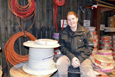 Cecilie Birkemose var som ung i tvivl om, hvad hun skulle være. Hun var omkring mange ting, men endte via produktionsskolen ProMidt i Ikast med at tage en elektrikeruddannelse, som hun har gennemført med absolut topkarakter. Foto: Laila Kempel