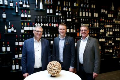 John Henriksen (t.h.) har overladt den daglige ledelse i Excellent Wine til Jesper Dahl Sommer (midten), der er ansat som administrerende direktør. Derudover er Tommy Jespersen (t.v.) ny hovedaktionær i virksomheden. ?Foto: Flemming Hansen