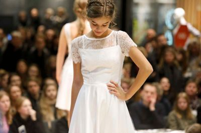 Kjoler, jakkesæt og tøj til andendagen er på plads næste onsdag, hvor herningCentret holder det årlige store modeshow for konfirmander og deres forældre.?Foto: Henrik Ole Jensen