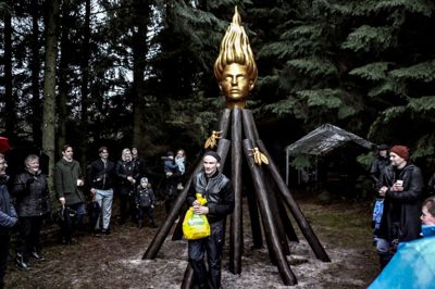 Som en gudinde eller shaman rejser det gyldne hoved sig i skovkanten. Ole Tersløse præsenterede værket og fortalte en gammel myte eller en ny røverhistorie. Ingen ved det. ?Foto: René Schmidt