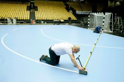 Blandt de sidste forberedelser var opmærkningen af streger og reklamer på selve banen. Det blev klaret i går. ?Foto: Flemming Hansen