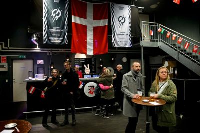 Der er pyntet op i baren og rundt i lokalet på den intime Scene 7 i Kulturgården. Der var live-musik med Claus Agernem før kampen og et par numre i pausen. Men besøgstallet var beskedent til den forventeligt overlegne danske sejr mod Chile. ? Foto: Flemming Hansen