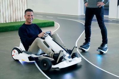 Henrik Buur og Thomas Jæger Molzen i Witt bliver ofte sat til at teste nye Witt-produkter. Her afprøver de en elektrisk gokart og nogle el-rulleskøjter. ?Foto: Henrik Ole Jensen