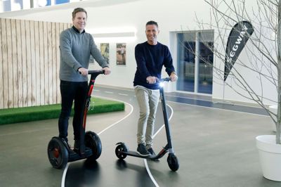 Thomas Jæger Molzen (t.v.) på en Segway og Henrik Buur på et el-løbehjul. De to Witt-medarbejdere ser et stort salgspotentiale i produkterne. ?Foto: Henrik Ole Jensen