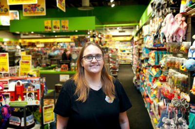 Rita Poulsen og hendes personale i Buddy Legetøj har rigtig dejligt travlt for tiden. Allerede dagen efter at en konkurs lukkede Fætter BR og Toys'R'Us, voksede tilstrømningen til den sidste traditionelle legetøjsbutik i Herning markant. ? Foto: Flemming Hansen