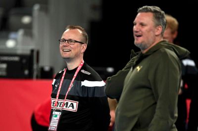 Claus Dalgaard-Hansen (t.v.) har været en del af trænerteamet under tre forskellige landstrænere. Det var Ulrik Wilbek, der valgte at tage ham med til VM 2013 i Spanien. Senere arbejdede han under Gudmundur Gudmundsson og her Nikolaj Jacobsen (t.h.). Foto: Lars Poulsen/Ritzau Scanpix