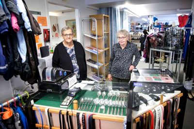 Butiksleder Aase Nielsen (t.v.) og Anne Margrethe Vestergaard er begge frivillige i genbrugsbutikken. De nyder sammenholdet blandt medarbejderne. ?foto: tom laursen