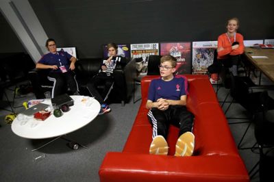 De frivillige har deres eget rum i Boxen, hvor de kan slappe af inden næste tørn. Dette billede er fra kvindernes VM i 2015 samme sted. Igen er det både børn og voksne, der har meldt sig som hjælpere. Foto: Flemming Hansen