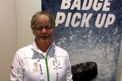 Aase Brinch Sørensen er én af de næsten 300 frivillige, der giver en hånd med i Herning under VM. Hun melder sig ofte, når der skal gives en hånd med. Her ses under under sidste års VM i ishockey. Foto: Privatfoto