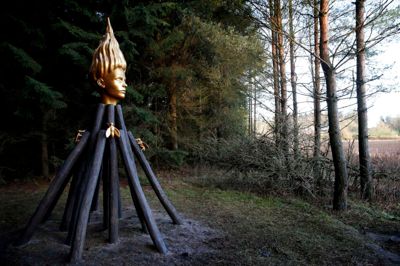 Det nye værk »Skovalter« er fire meter højt og er lavet af kunstner Ole Terløse. Han var også til stede, da værket blev afsløret, og diskede op med en røverhistorie. ? foto: Flemming Hansen