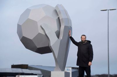 Jesper Nøddesbo føler stolthed over den store skulptur, der fremadrettet markerer VM-værtskabet i rundkørslen ved Mads Eg Damgaards Vej og Dronningens Boulevard i den vestlige side af byen. ?Foto: Henrik Ole Jensen