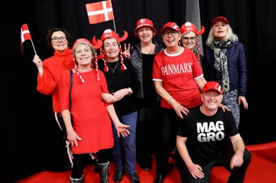 Otte feststemte søskende samlet til håndboldfest i Boxen. Bagest fra venstre: Esther Kondrup, Judith Jacobsen, Hanna Sørensen, Bente Schultz, Kirsten Sørensen, Inge Fuchs, Grethe Bertelsen og Michael Jacobsen. Familiens niende søskendemedlem, Lene Bærentsen, var fraværende på grund af sygdom.