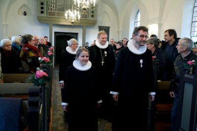Simmelkær Kirkes 125-årsjubilæum blev fejret med festgudstjeneste i går. Bagerst ses sognepræst emerita Betty From Jensen og biskop Henrik Stubkjær, mens sognepræst Anne Linde Førgaard går forrest sammen med provst Carsten Hoffmann. ? Foto: Henrik Ole Jensen