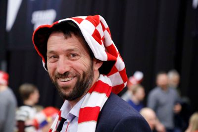 Håndboldslutrunder i MCH Messecentret og Jyske Bank Boxen er traditionen tro lig med farverige og kreative hovedudsmykninger. I år ingen undtagelse - som denne danske fan bekræftede i fanzonen.