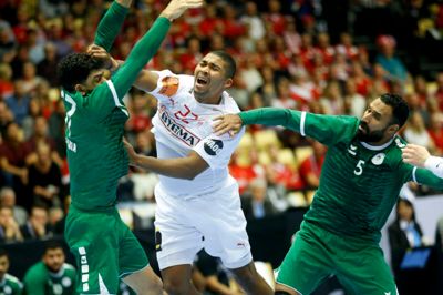 Mads Mensah (i.m.) og det danske landshold vandt sikkert med 12 mål over Saudi-Arabien, men undervejs var der frustrationer hos storfavoritterne, der i Jyske Bank Boksen havde flere faser med manglende koncentration og lavt tempo. I aften spiller Danmark atter i Herning - denne gang er modstanderen Østrig.?