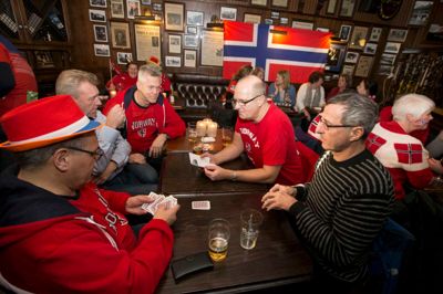 Den norske fanfest på Murphys Pub har været i fuld gang siden torsdag. Nordmændene fordriver ventetiden mellem kampene med mojitos, fadøl, shots, livemusik og kortspil - i nævnte rækkefølge. ? Foto: Tom Laursen