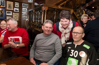 Jette Sittrup Hjernstad stammer fra Fjand og er mor til den norske håndboldmålmand, Torbjørn Bergerud. Til venstre Torbjørns far Rune Bergerud - og til højre papfar John-Tormod Hjernstad. ?Foto: Tom Laursen