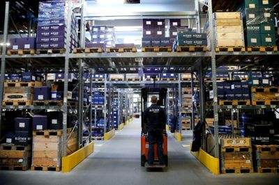 De færdige produkter holdes i systematiseret orden på lageret i Vildbjerg, hvorfra de pakkes og sendes ud i verden. På grund af vækst er pladsen ved at være trang, og derfor er Blücher i gang med at udvide med yderligere 4000 kvadratmeter på adressen.