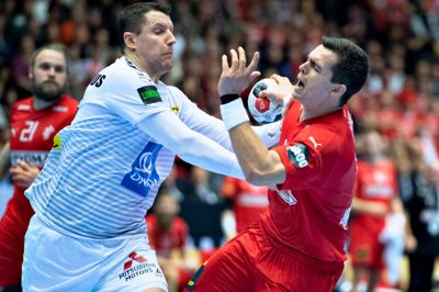 Rasmus Lauge og resten af det danske landshold havde deres hyr med Østrig og Romas Kirveliavicius. Foto: Henning Bagger/Ritzau Scanpix