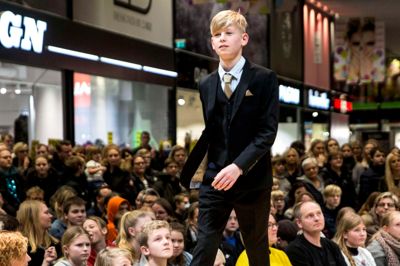 Modeller fra Helles Danseinstitut var på scenen på torvet i herningCentret i aftes for at gå catwalk iført det nyeste nye inden for konfirmandmode.?Foto: Tom Laursen