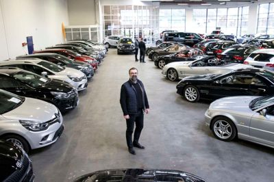 De mange finpudsede biler kommer til sin ret i de nye lyse lokaler, som først stod helt klar her i januar. Daglig leder Jesper Vindfeld Nielsen forventer sig meget af firmaets nye adresse. ? Foto: Tom Laursen