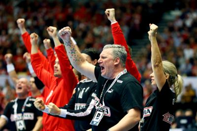Det danske landshold vandt torsdag aften 30-26 over Norge. I 45 minutter viste Mikkel Hansen og kompagni drømmespil, men nordmændene var lige ved at genskabe spændingen med et godt ryk mod slutningen. Her er landstræner Nikolaj Jacobsen, der jubler over en dansk scoring. Foto: Tom Laursen