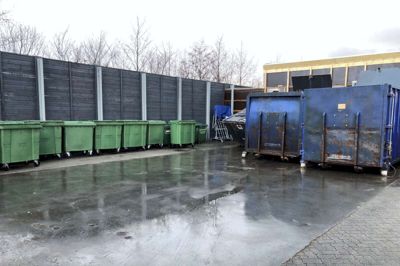 Bilka tog affære med det samme, da varehuset blev kritiseret for rod i affaldsdepotet. Dette billede fra Bilkas baggård er taget torsdag formiddag. ?Foto: PRivatfoto