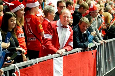 36-årige Arne Stampe Pedersen fra Videbæk og hans velkendte flag er fast inventar, når der er dansk deltagelse ved store internationale sportsbegivenheder. Denne gang har han så kort til arenaen, at han ikke engang behøver at bruge feriedage på oplevelsen. ?Foto: Tom Laursen