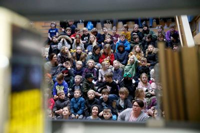 Det er ikke børn, som er på reolerne i kælderen under biblioteket i Østergade i Herning, men det kunne godt se sådan ud set fra fotografens linse.?Foto: Flemming Hansen