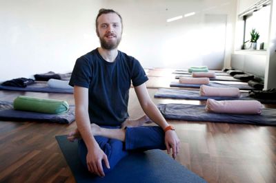 Nikolaj Holme Hansen lever af at undervise i yoga hos blandt andet FOF Herning, hvor han har tre forskellige hold, blandt andet et hold for folk med sklerose, en sygdom han selv er ramt af. Men han kan holde den i skak netop ved at dyrke yoga. ?Foto: Flemming Hansen