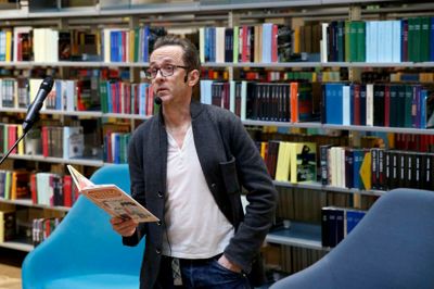 Forfatteren Kim Fupz Aakeson har læst højt for sine børn, og i går læste han højt for skolebørn fra Herning Kommune i forbindelse med Den Store Læsefestival på biblioteket i Østergade.?Foto: flemming Hansen