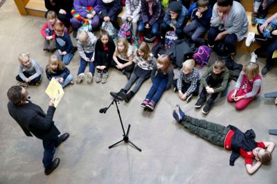 Der var højtlæsning på programmet, da 700 skolebørn fik en introduktion til litteraturens verden af forfatteren Kim Fupz Aakeson. ?Foto: Flemming Hansen