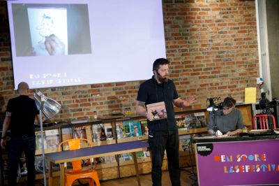 Journalist og forfatter Thomas Brunstrøm fortalte om sine bøger om Sallys Far, mens illustrator Thorbjørn Christoffersen tegnede karaktererne, som blev vist på storskærm, da de var på besøg lørdag formiddag til Den Store Læsefestival på Herning Bibliotekerne.?Foto: Flemming Hansen