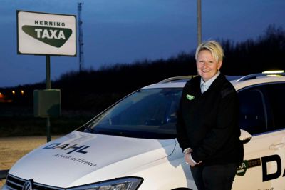 Der står Herning Taxa på skiltet foran den røde administrationsbygning på Sakskøbingvej, men Kir Minet har siden nytår også været formand for det nye, landsdækkende kørselskontor Taxa Midt, der omfatter 63 vogne fra Herning, Silkeborg og Ikast. ?Foto: Henrik Ole Jensen