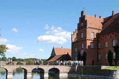 Peder Oxe byggede borgen Gisselfeld i perioden 1547-1575 og senere besluttede Christian Gyldenløve, at Gisselfeld skulle gøres til et kloster med adelige jomfruer og en abbedisse. Disse planer blev dog aldrig ført ud i livet, men navnet - Gisselfeld Kloster - er hængt ved lige siden.