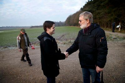 Folketingsmedlem Andreas Steenberg (R) hilste søndag formiddag på lokalformand Leo Lisby fra Danmarks Naturfredningsforening ved Gødstrup Sø, hvor de holdt taler om, at det er vigtigt at kunne frede dele af naturen. Derefter var der gåtur rundt om søen.?Foto: Flemming Hansen